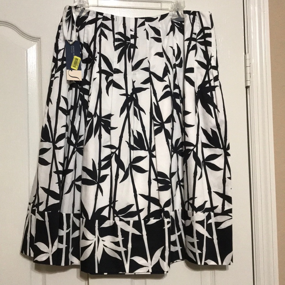 Jones New York signature skirt